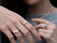 Load image into Gallery viewer, Delicate Crossover Ring